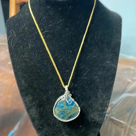 Apatite gem stone handcrafted wire wrapped - Picture 2 of 5